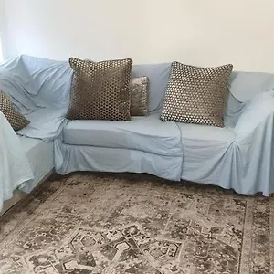 Lovely 2-bedroom, 1 Bathroom Home, Sleeps 4 Apartment