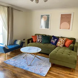 Stunning 3 Bedroom Family House In London, Private Parking And Garden, With Great Transport Links To London, The Excel Centre, Canary Wharf, The O2! Holiday home